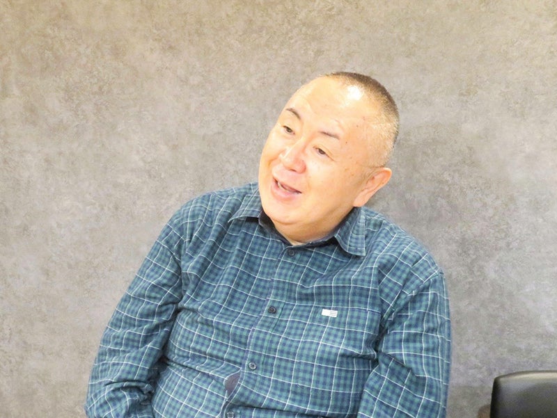 インタビューを受ける松村さんの写真