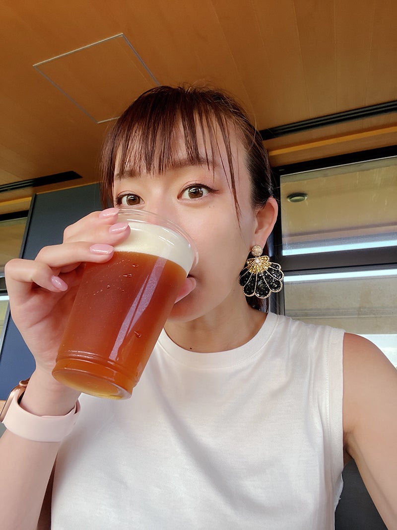 ビールに口をつける、大島由香里さん