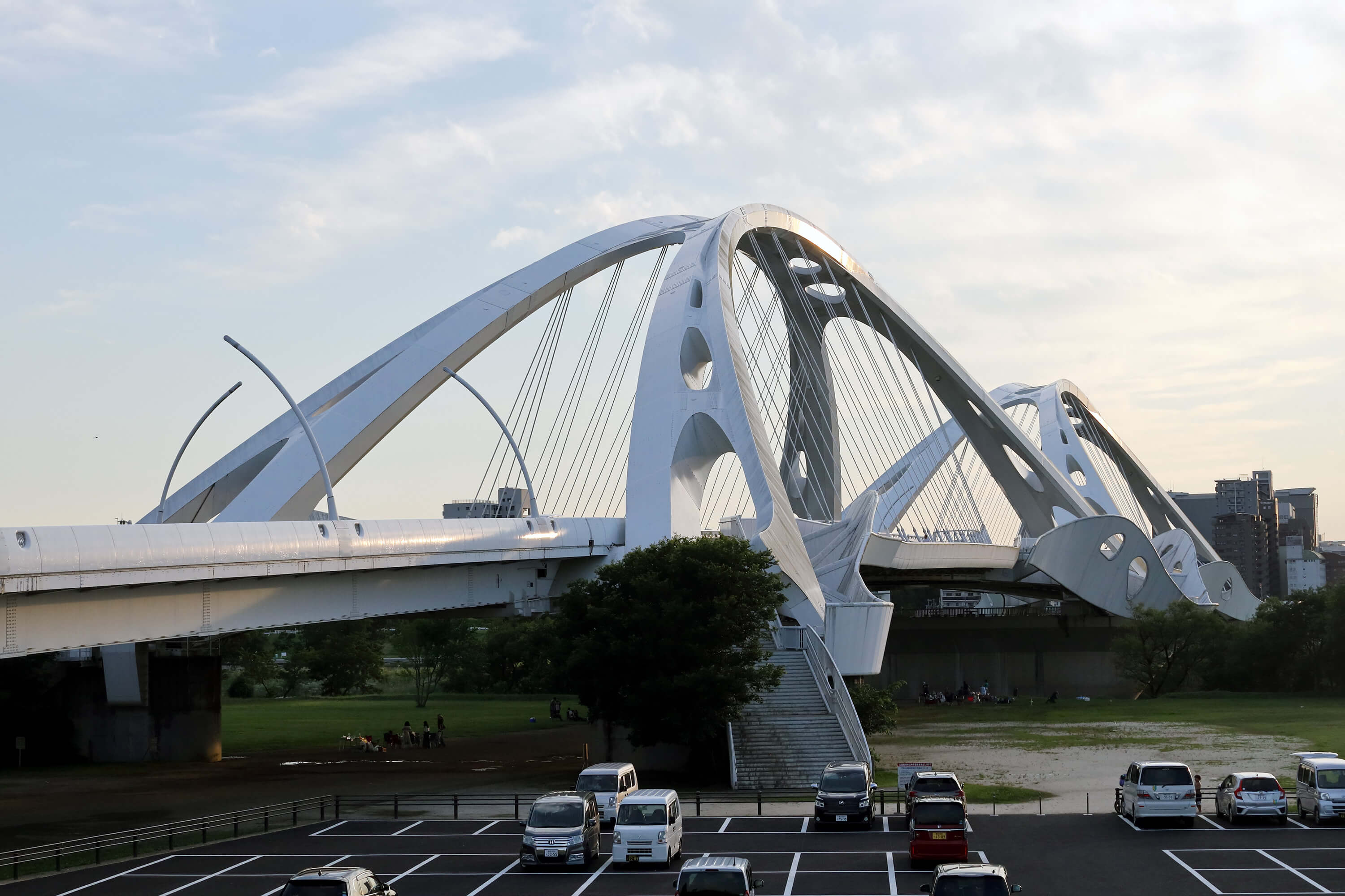 黒川紀章によるデザインが印象的な豊田大橋。