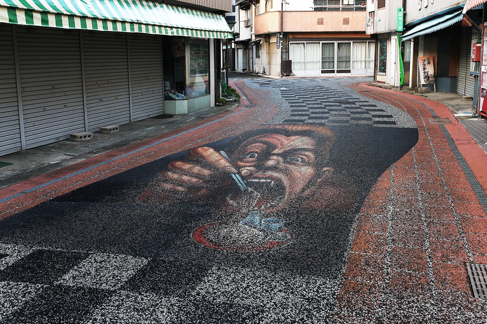  トリックアート「そばを頬張る大男」は名物豊後高田そばをアピールしたもの。同じ商店街には他に2点描かれています。