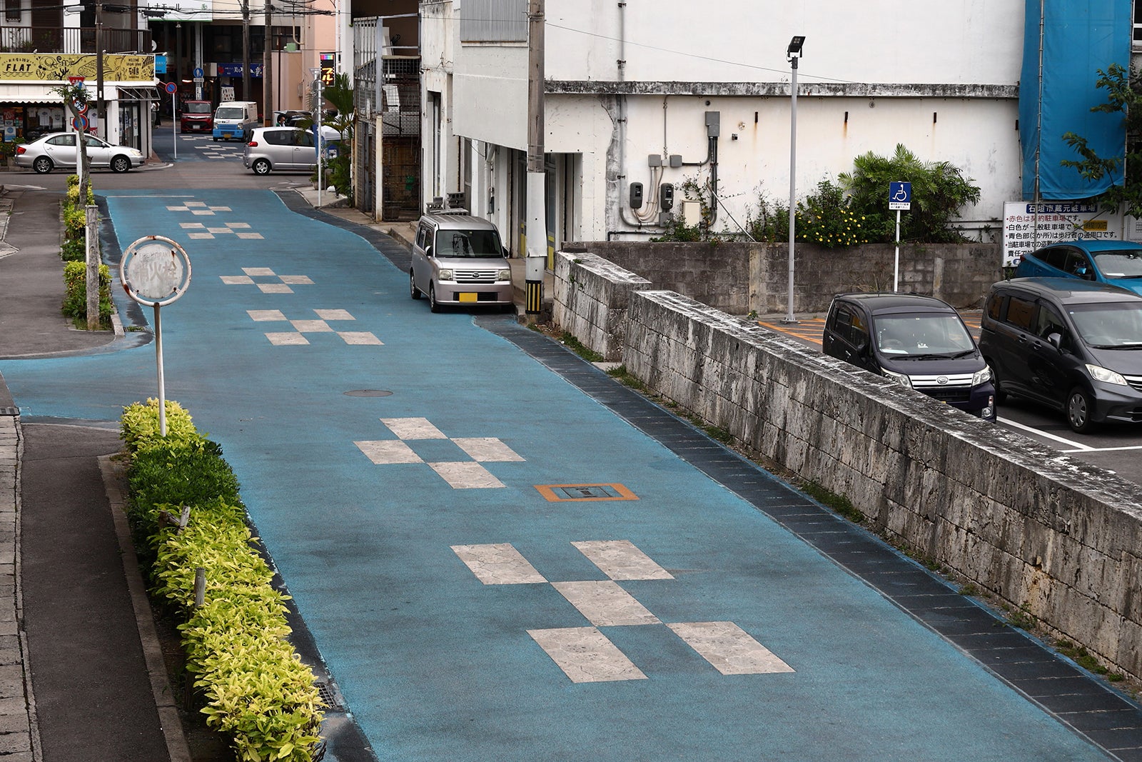 八重山諸島伝統のミンサー柄が描かれた石垣島の道路