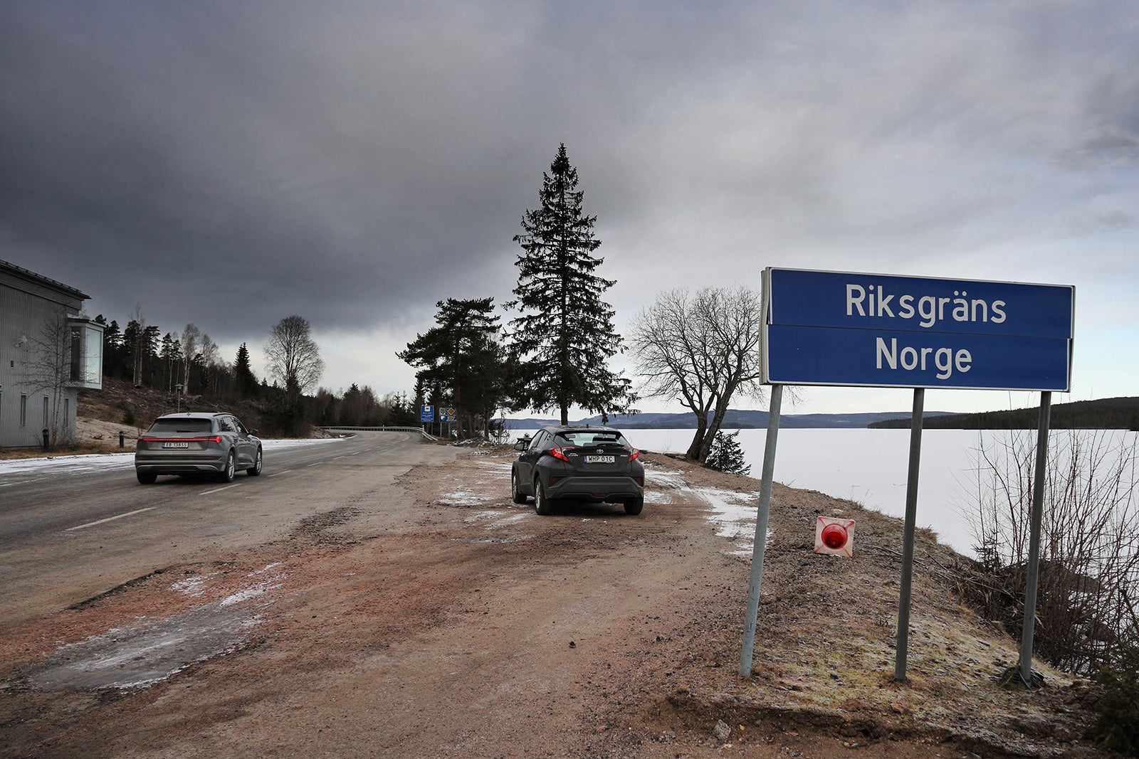 スウェーデン語で「ノルウェー国境」と表記された看板