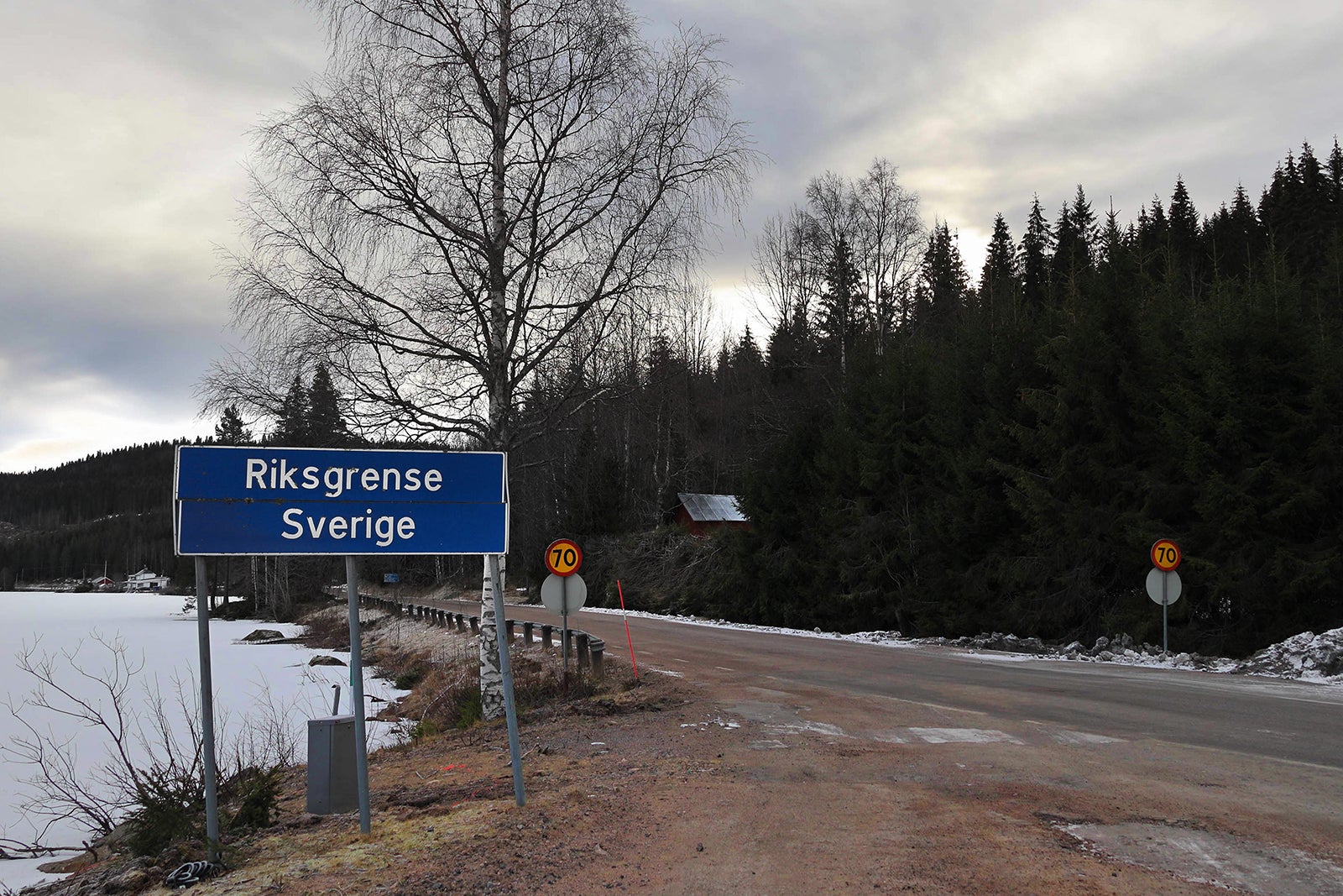振り向けば当然「スウェーデン国境」とノルウェー語で表記された看板があります。