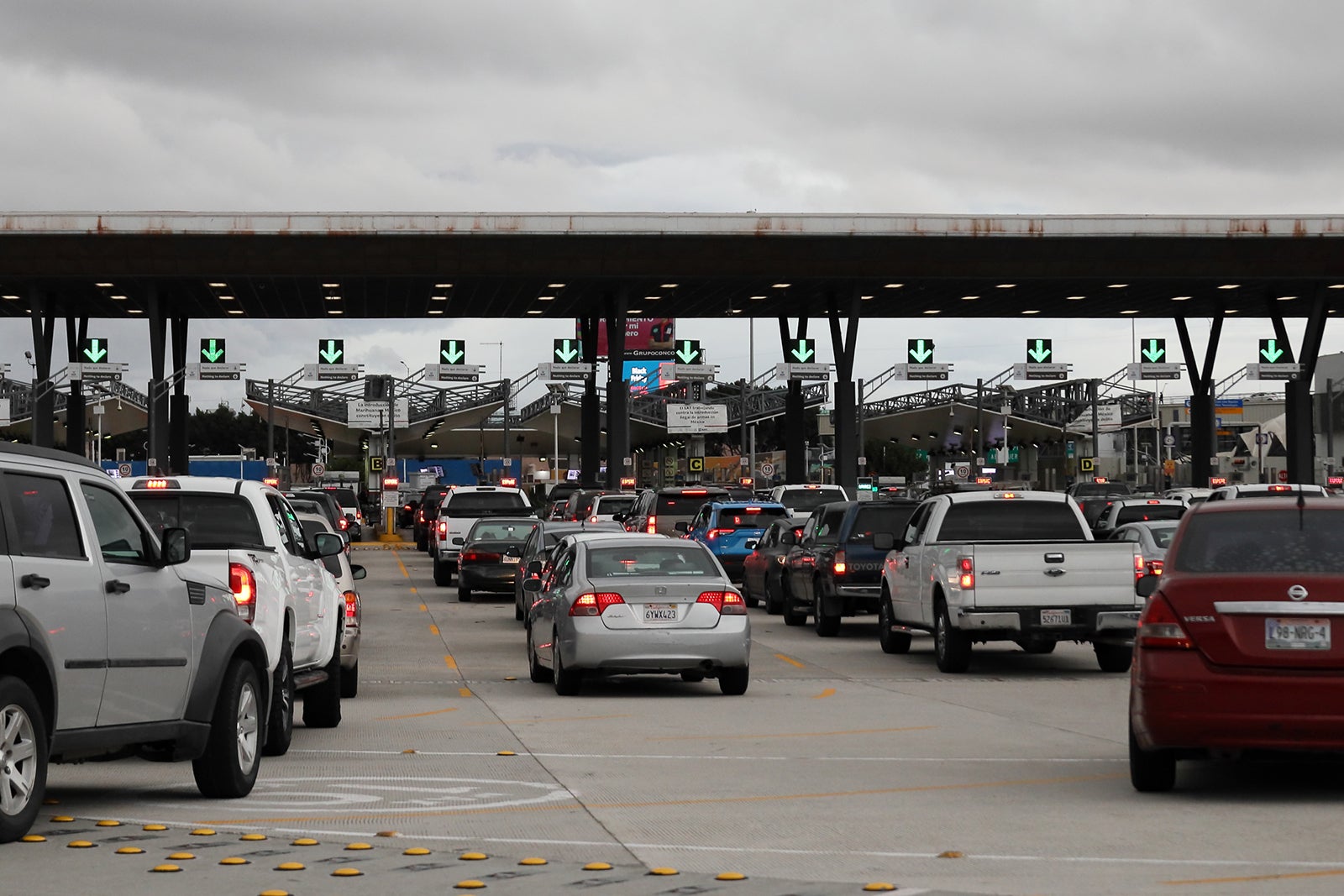 アメリカ/メキシコ国境は、まるで渋滞中の高速道路の料金所。