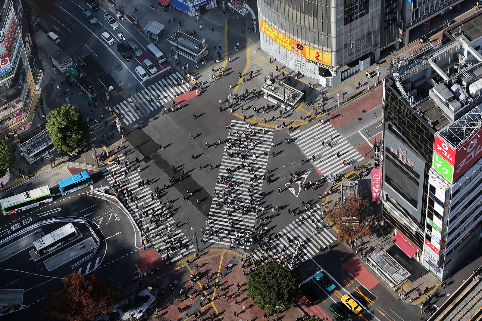 巨大なスクランブル式の渋谷駅前交差点はかなり変則的な形をした五差路