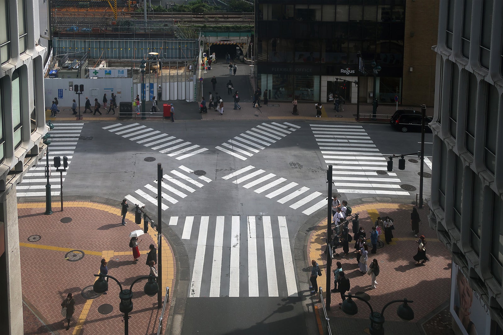 渋谷スクランブル交差点から公園通り方面へ北に向かって歩いていくと、次の交差点（井ノ頭通り入口）もスクランブル式