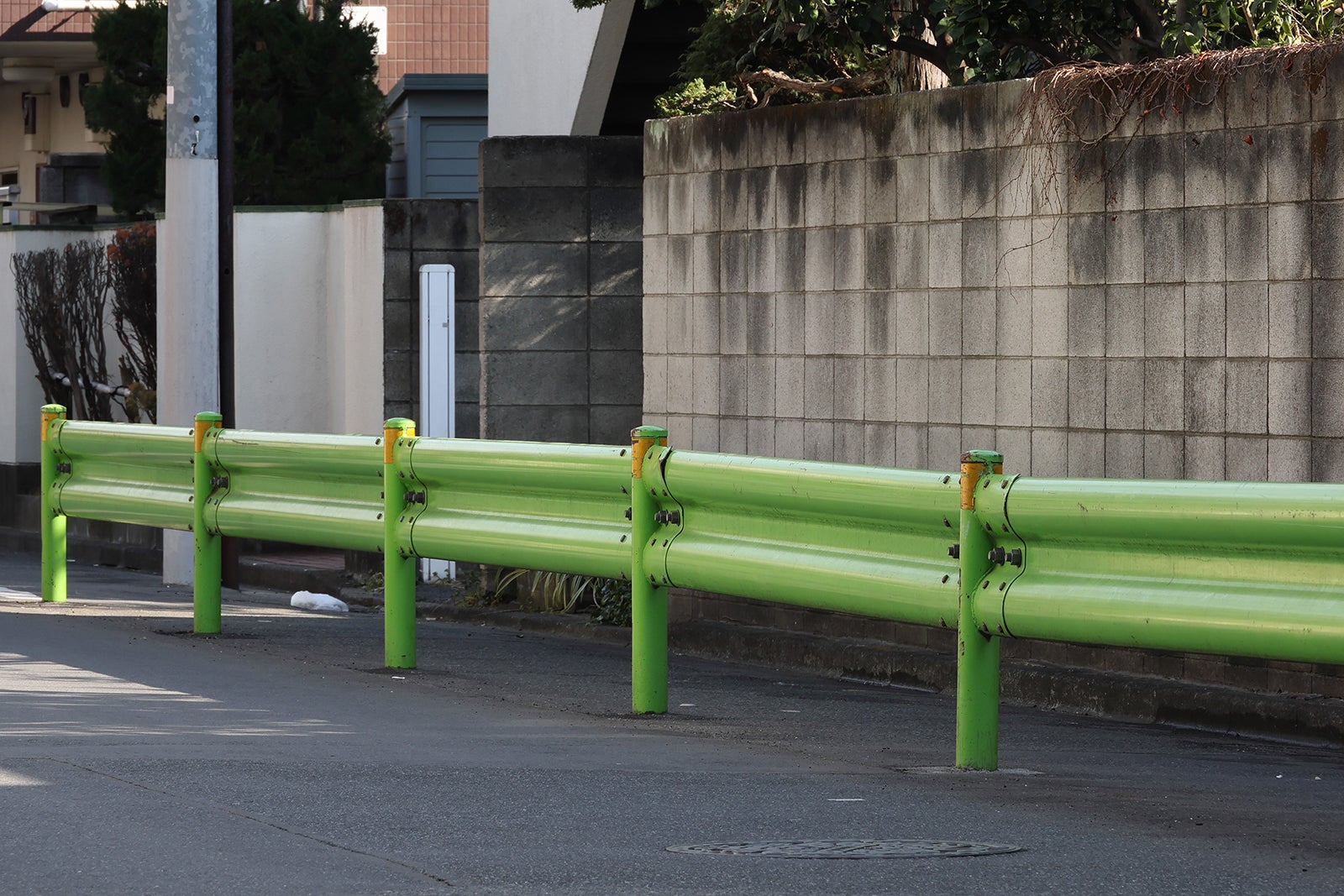 、東京都内の緑のガードレール