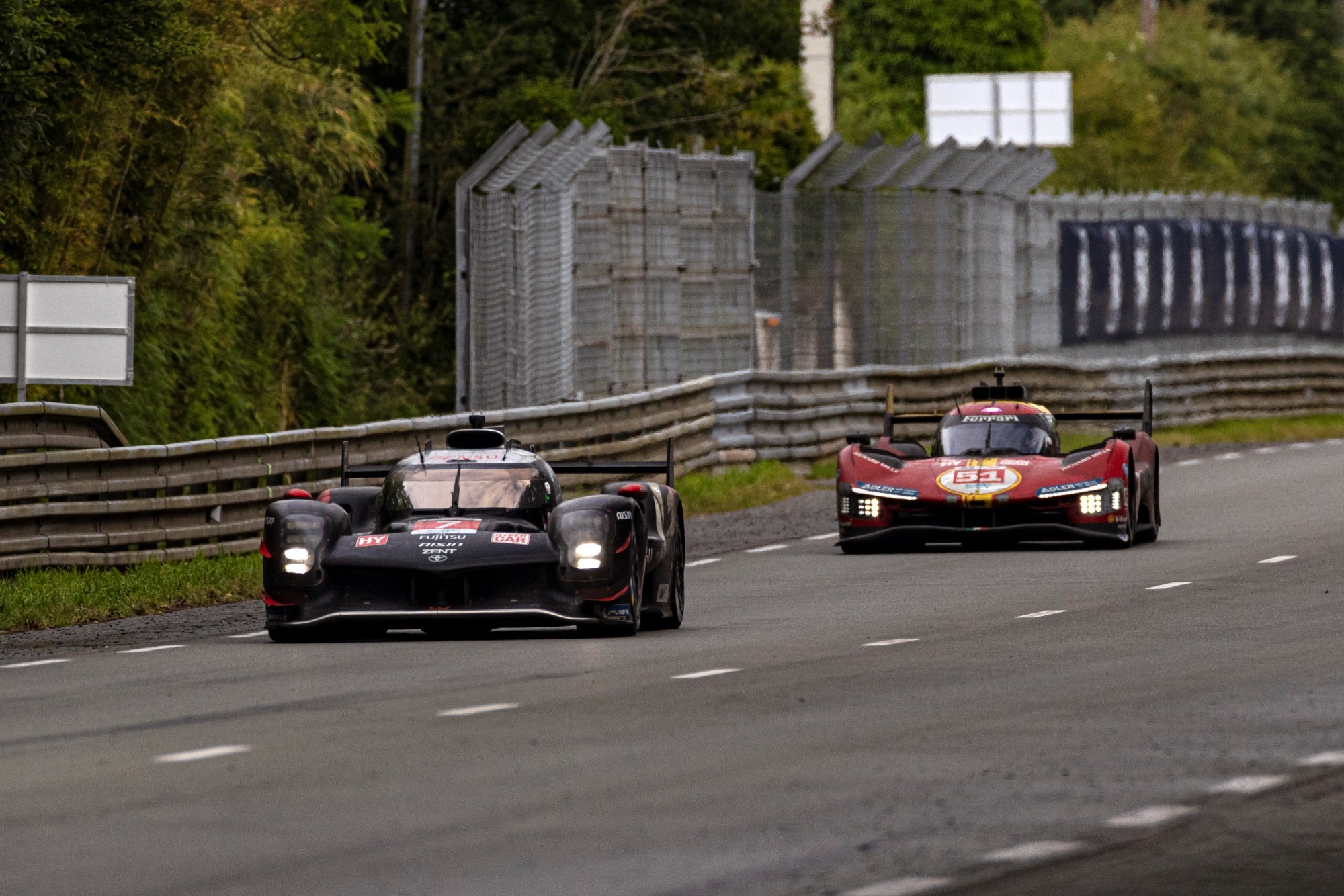 2024年のル・マン24時間レース2位のTOYOTA・GR7号車と3位のフェラーリ51号車の写真