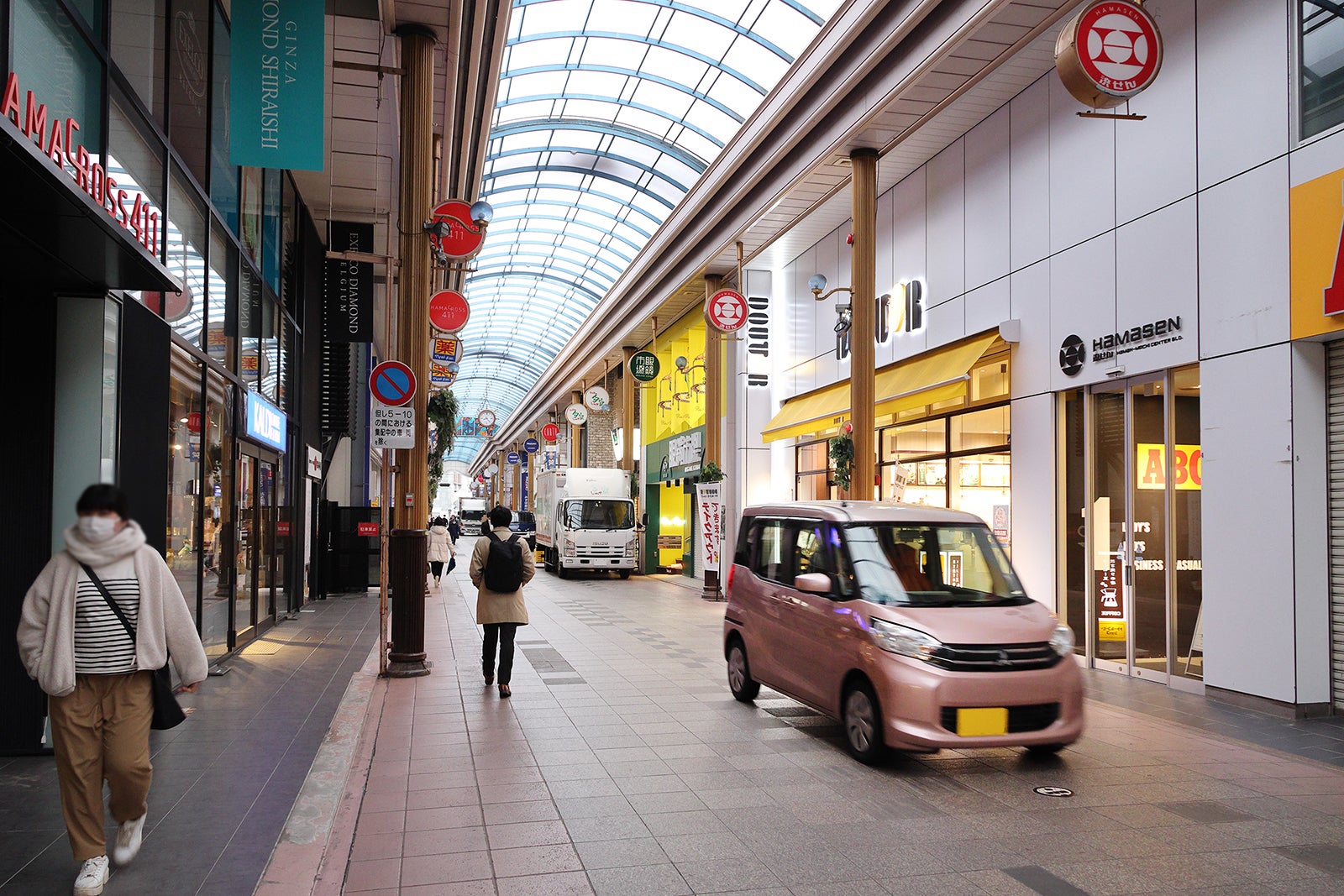 朝8時ごろの浜町アーケード