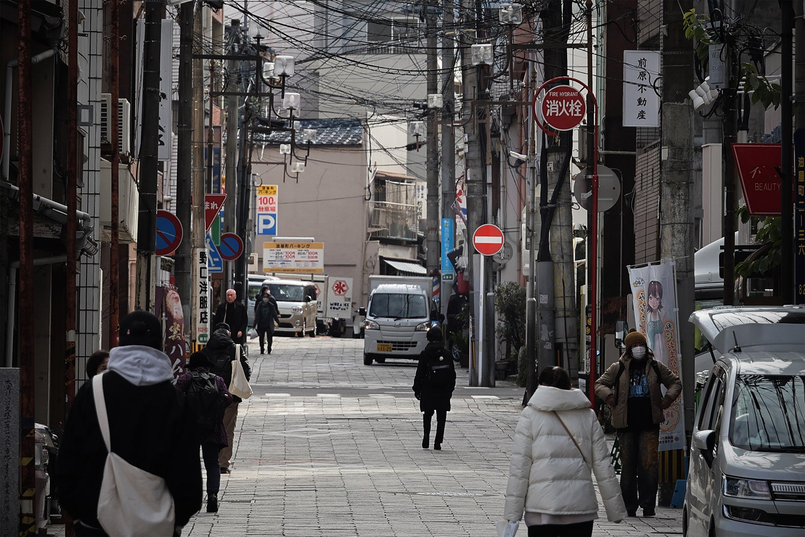 アーケードを抜けた先も国道324号