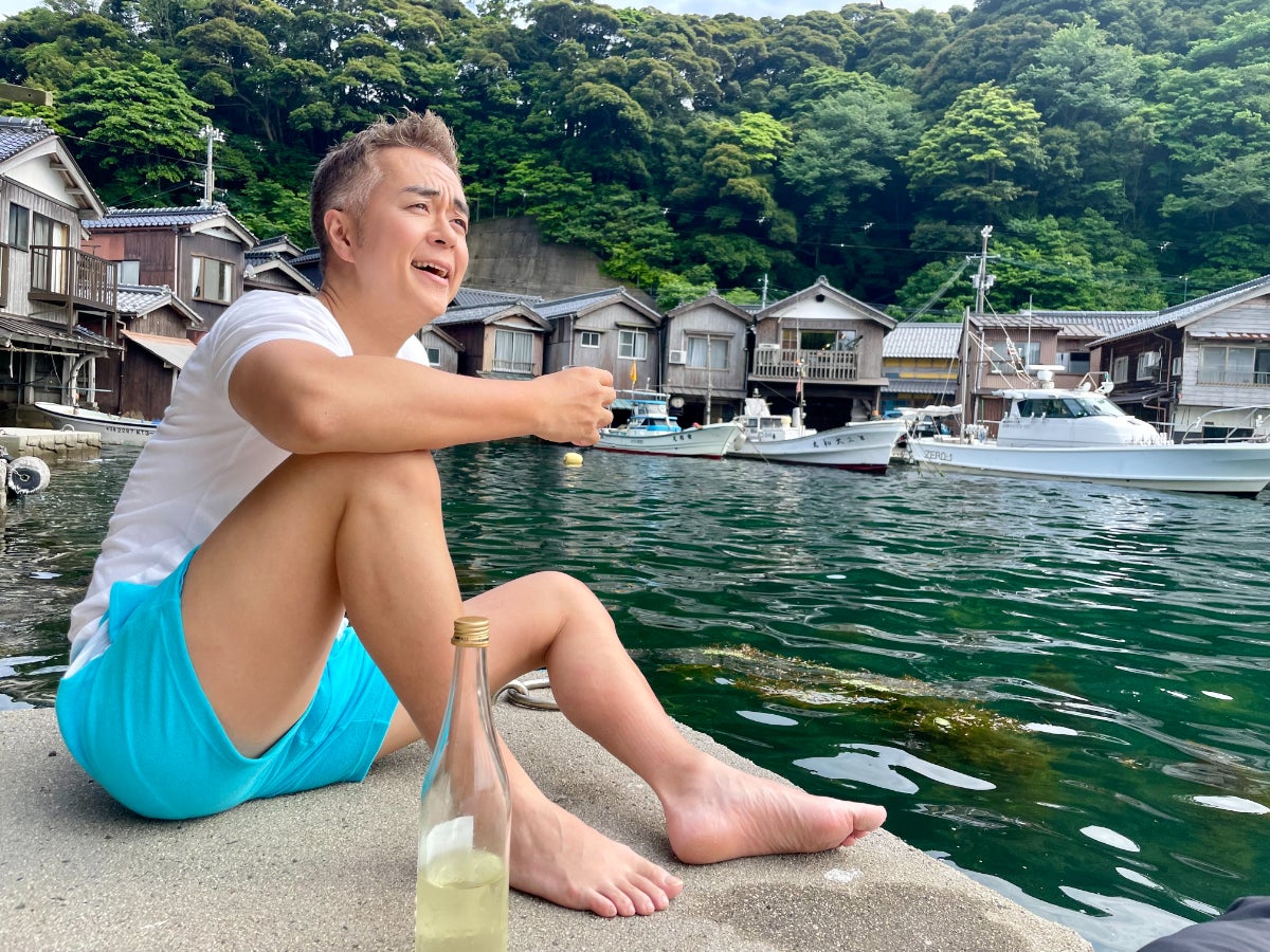 海を見ながら酒を飲むヒャダインさん