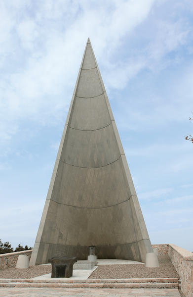 三角形の記念塔の写真