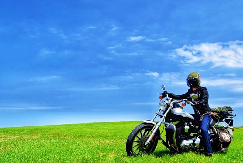 草原でバイクに乗っている人の写真