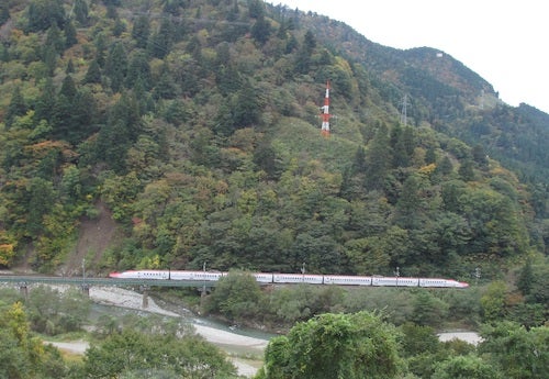 山あいを走り抜ける秋田新幹線。