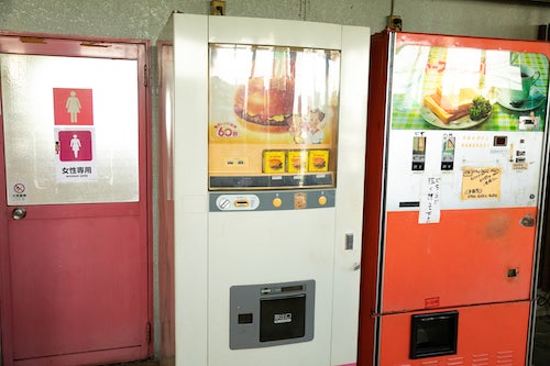 ホシザキ製のハンバーガー自動販売機。
