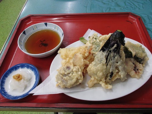 皿にこんもりと載った天ぷら。