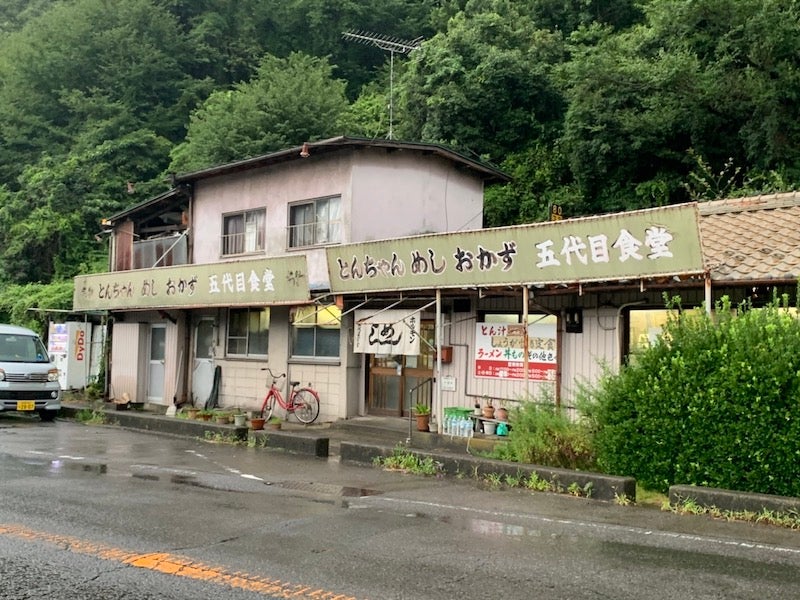 県道にポツンと建つ店舗。