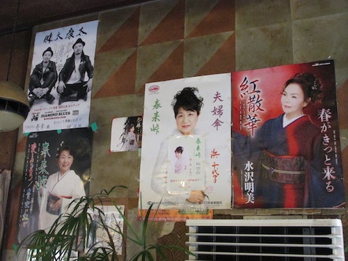演歌歌手のポスターが貼られた店内の壁。