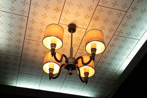 昭和の住宅によく見られた折り上げ天井。照明は4灯のシャンデリア