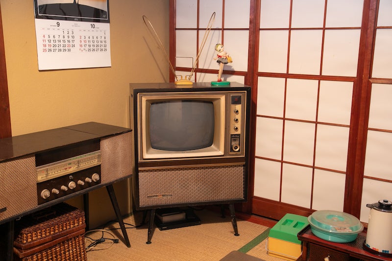 和室に鎮座するブラウン管テレビ