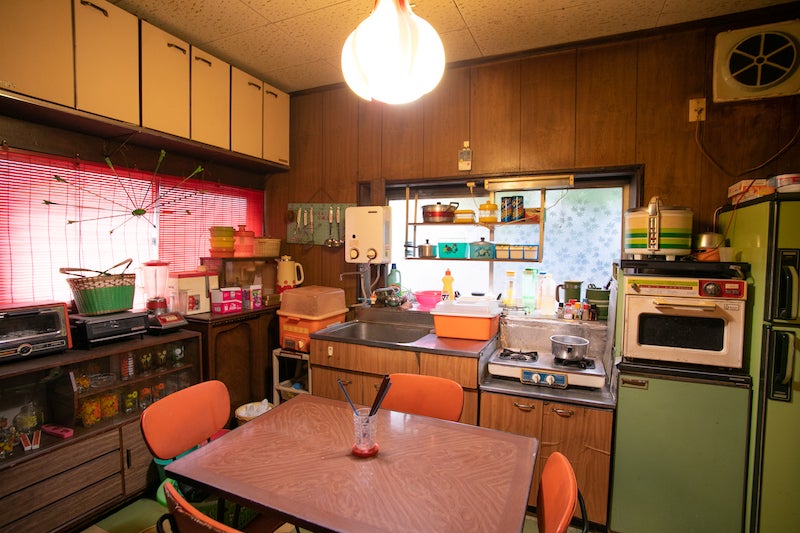 家電、食器、テーブル、床など、すべてが昭和の台所