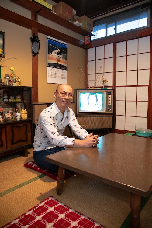 リビングとして使っている和室で、昭和に放送されていた番組を楽しむ平山さん