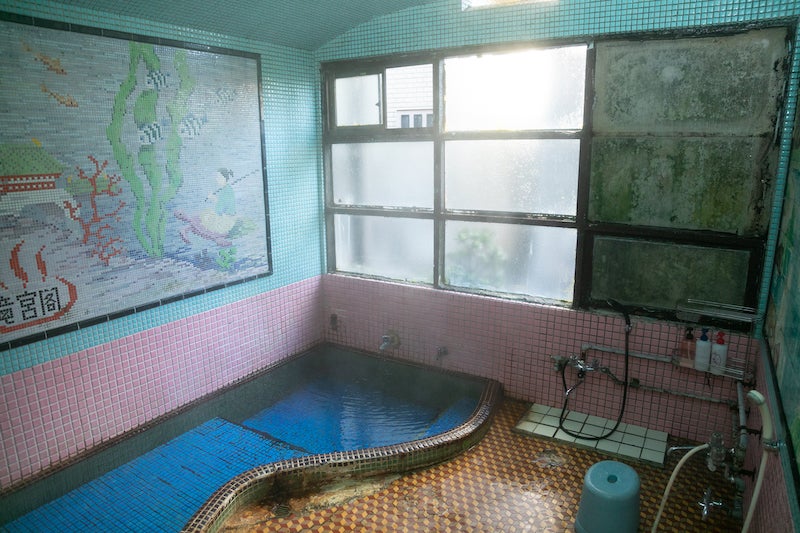 カラフルなタイル張りの浴場