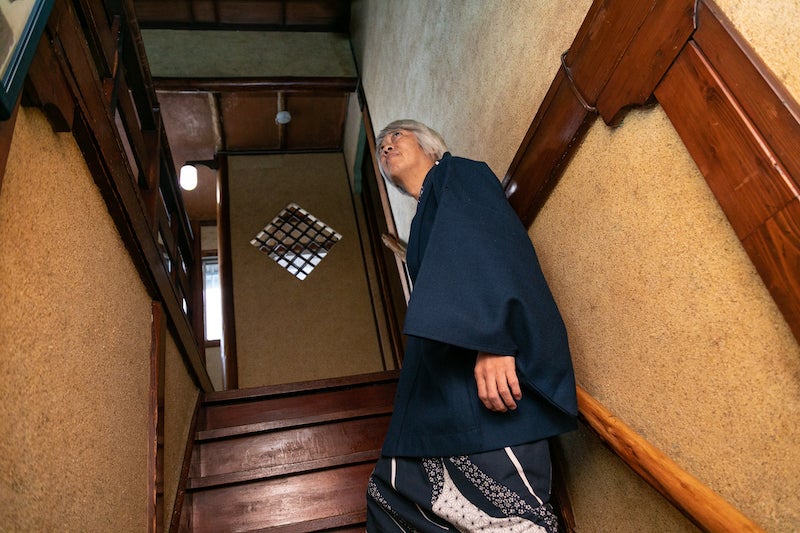 客室に通じる階段を上る岩本さん