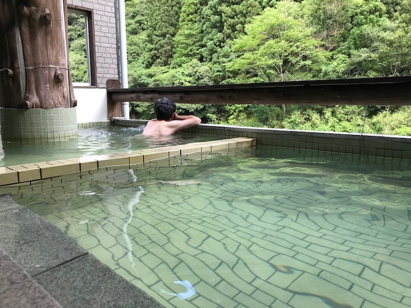 夏は、森林浴をしながら入浴を楽しめる露天風呂。