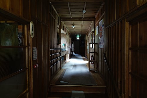 日光澤温泉のひなびた廊下。