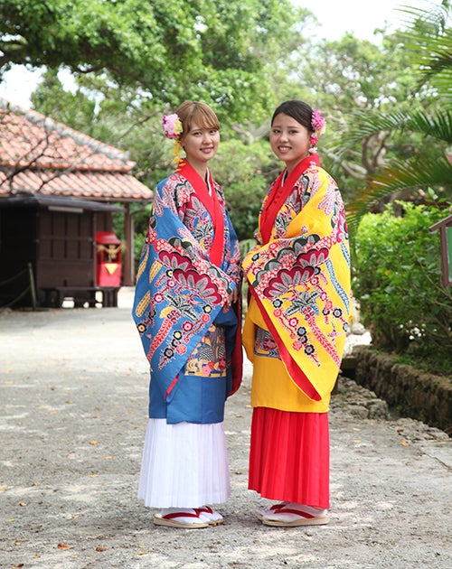 沖縄の伝統衣装を着た女性