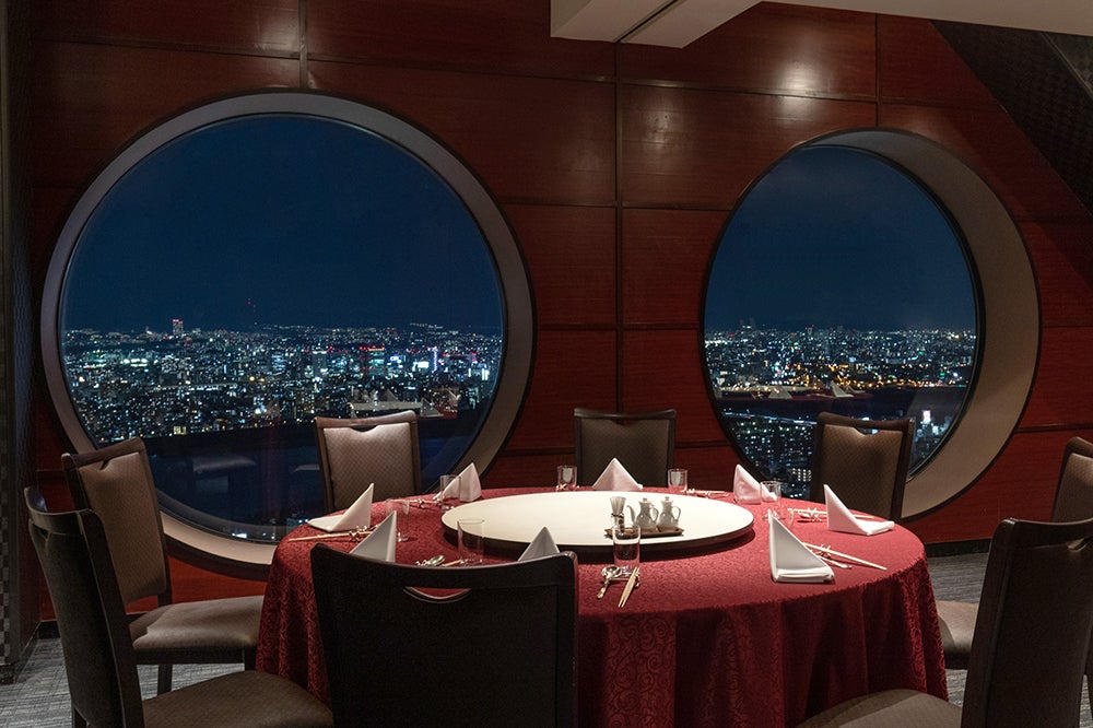 39階レストラン席と丸窓からの夜景