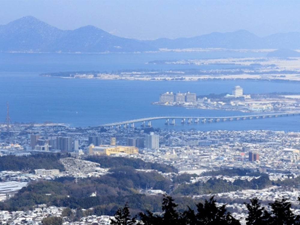 眼下に広がる琵琶湖の景色