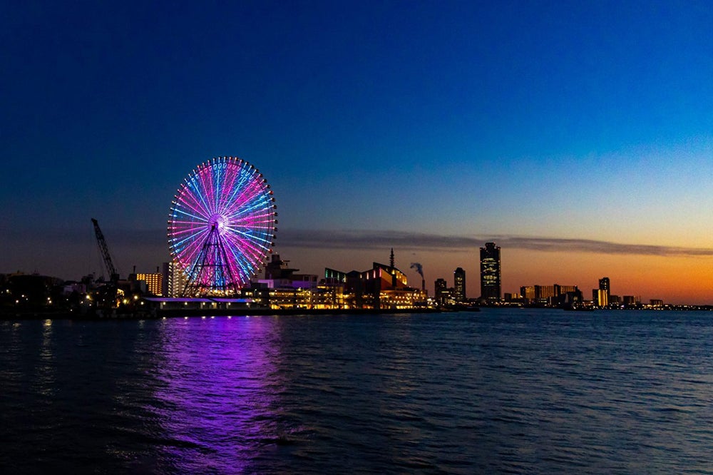 夕暮れ時の天保山大観覧車