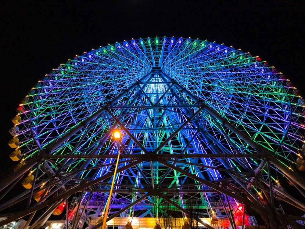 ライトアップされた観覧車