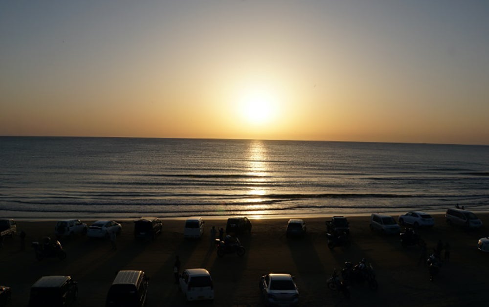 デッキからの日本海に沈む夕陽