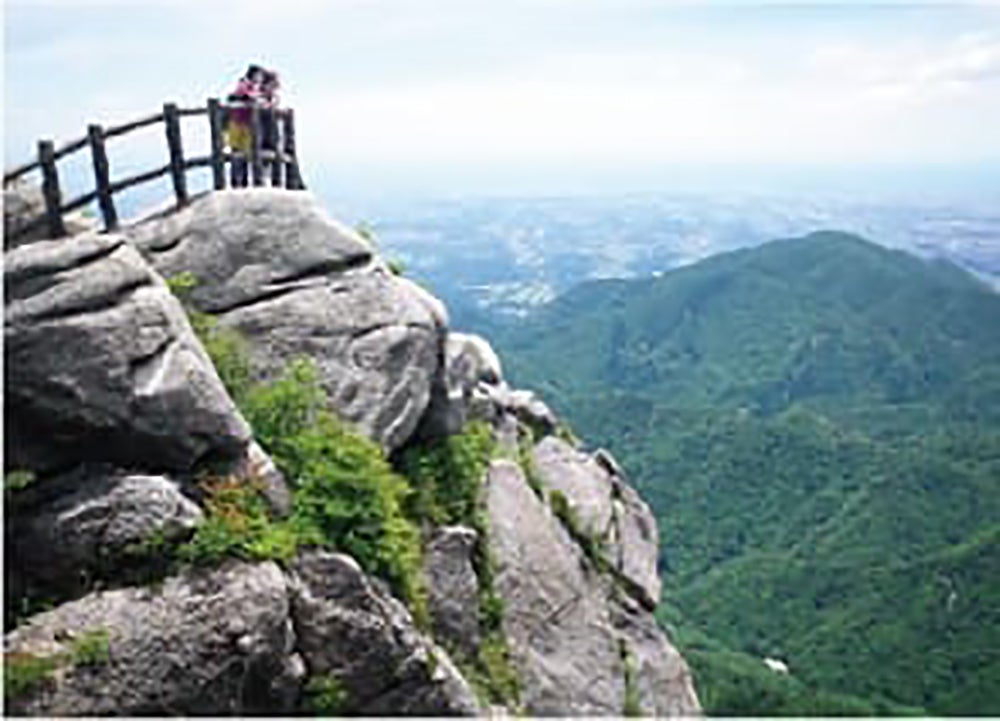 切り立つ岩からの絶景