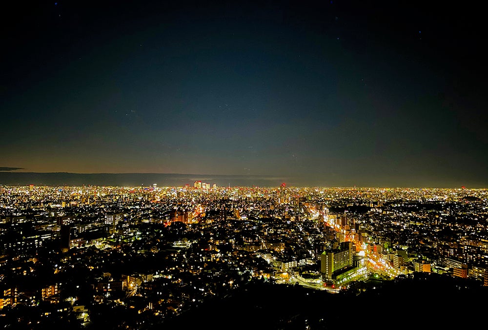 店内から見える大都市の夜景