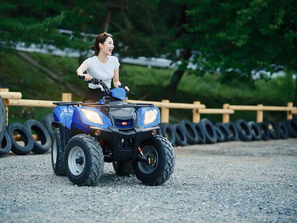 四輪バギーに乗る女性