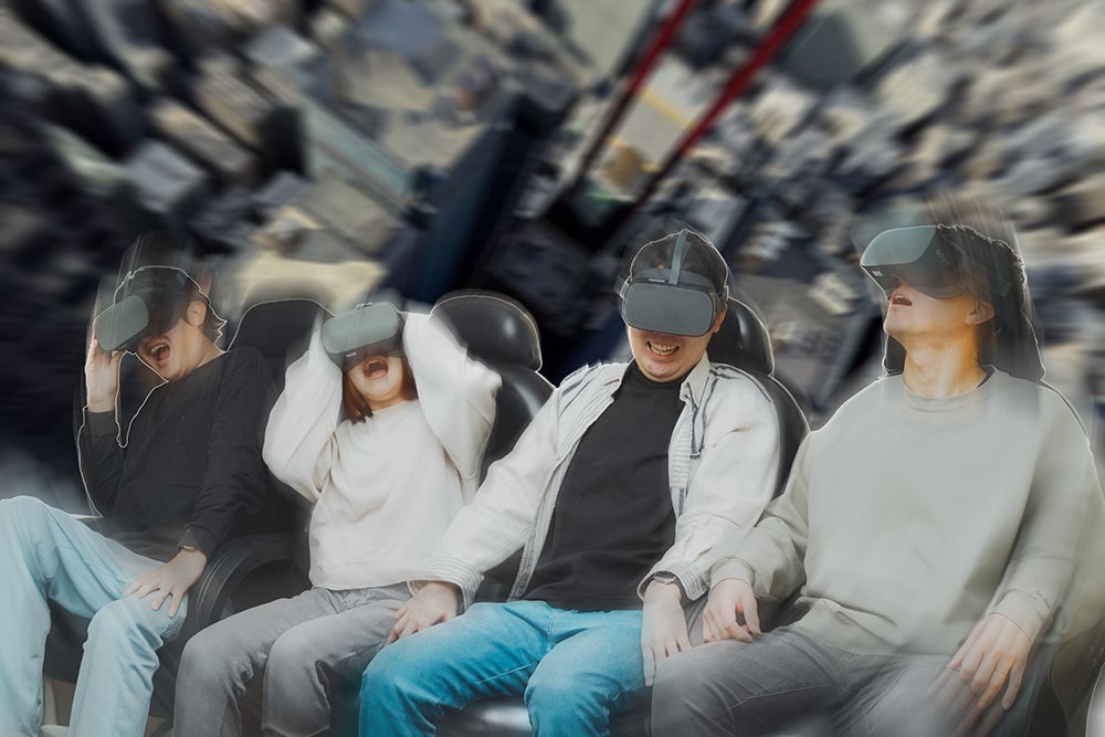 VRアトラクションを楽しむ人々