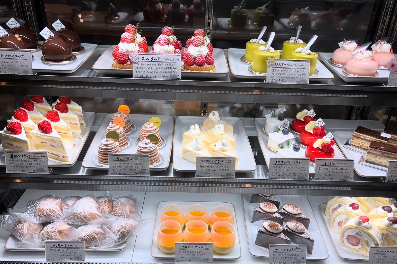 ショーケースに並ぶ、色とりどりのケーキ
