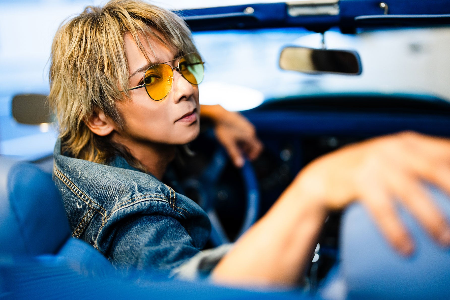 シボレーコルベットの運転席から振り返る松岡さん