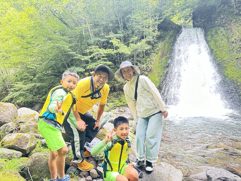 滝の前で遊ぶ人々