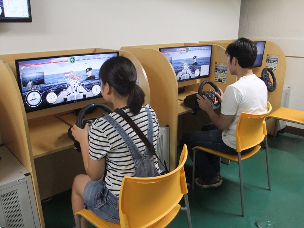 操艦シミュレーターに挑戦中の子供たち