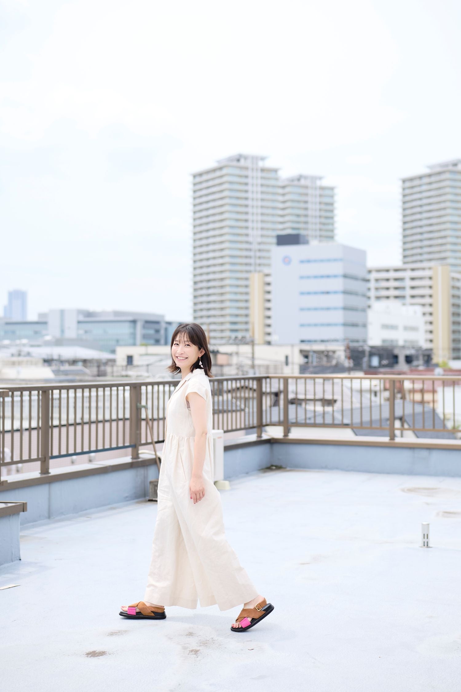 ビル屋上を歩く小野さん