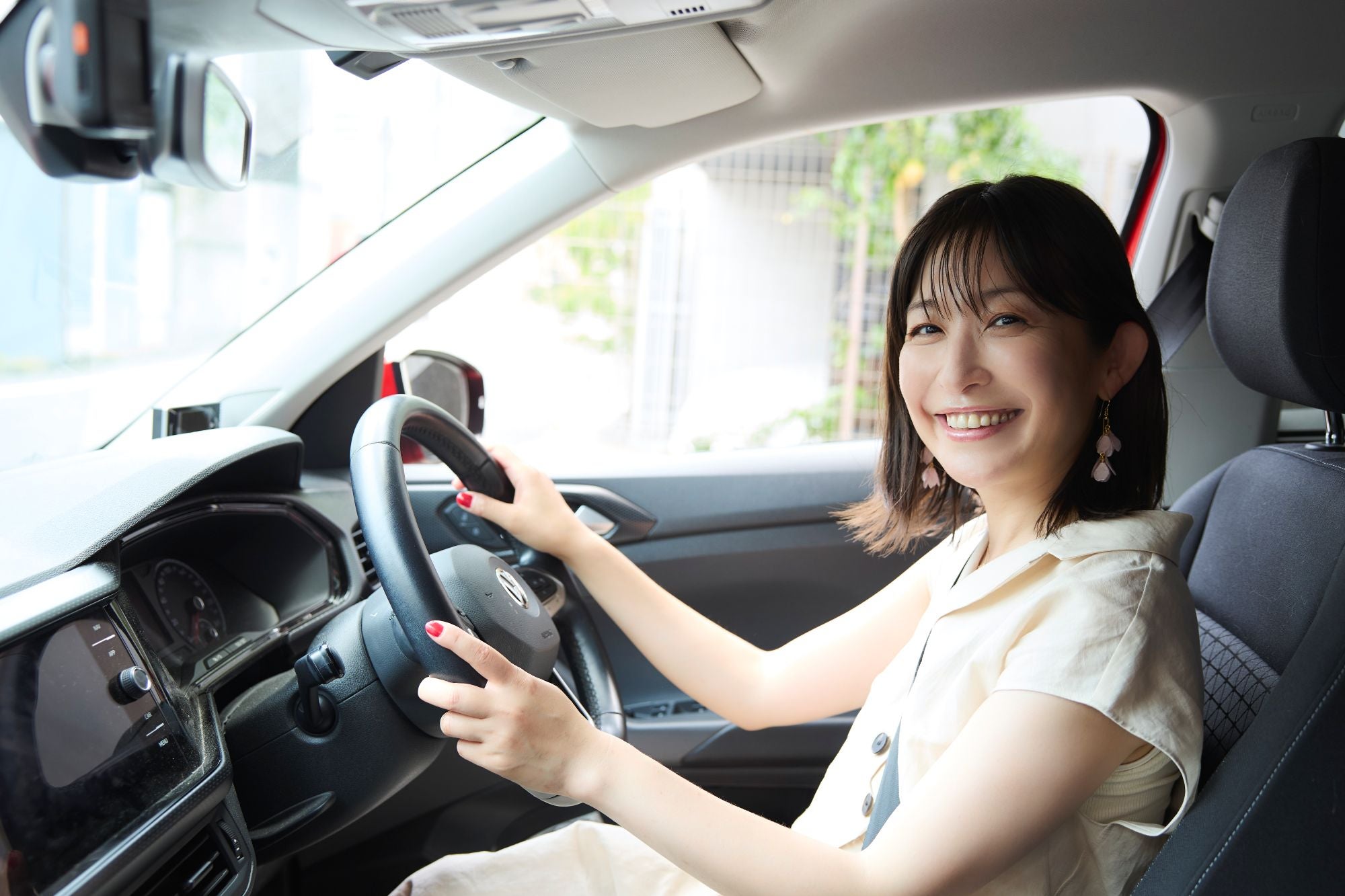 フォルクスワーゲンの運転席から振り返る小野さん