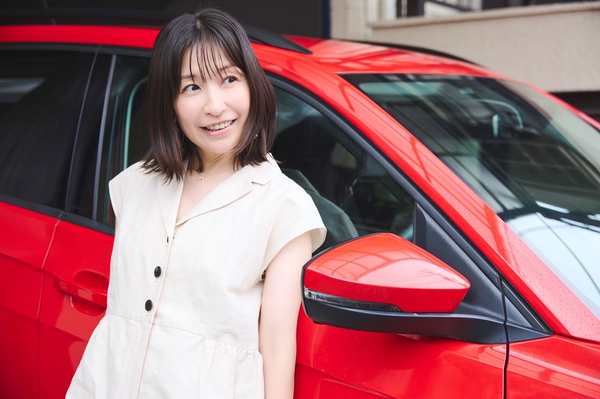 愛車にもたれる小野真弓さん