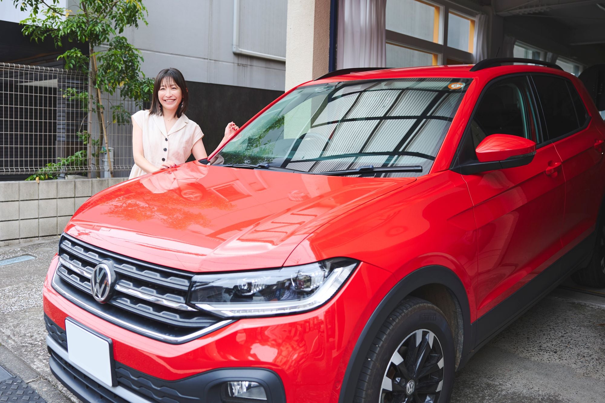 愛車のT・CROSSを紹介する小野さん