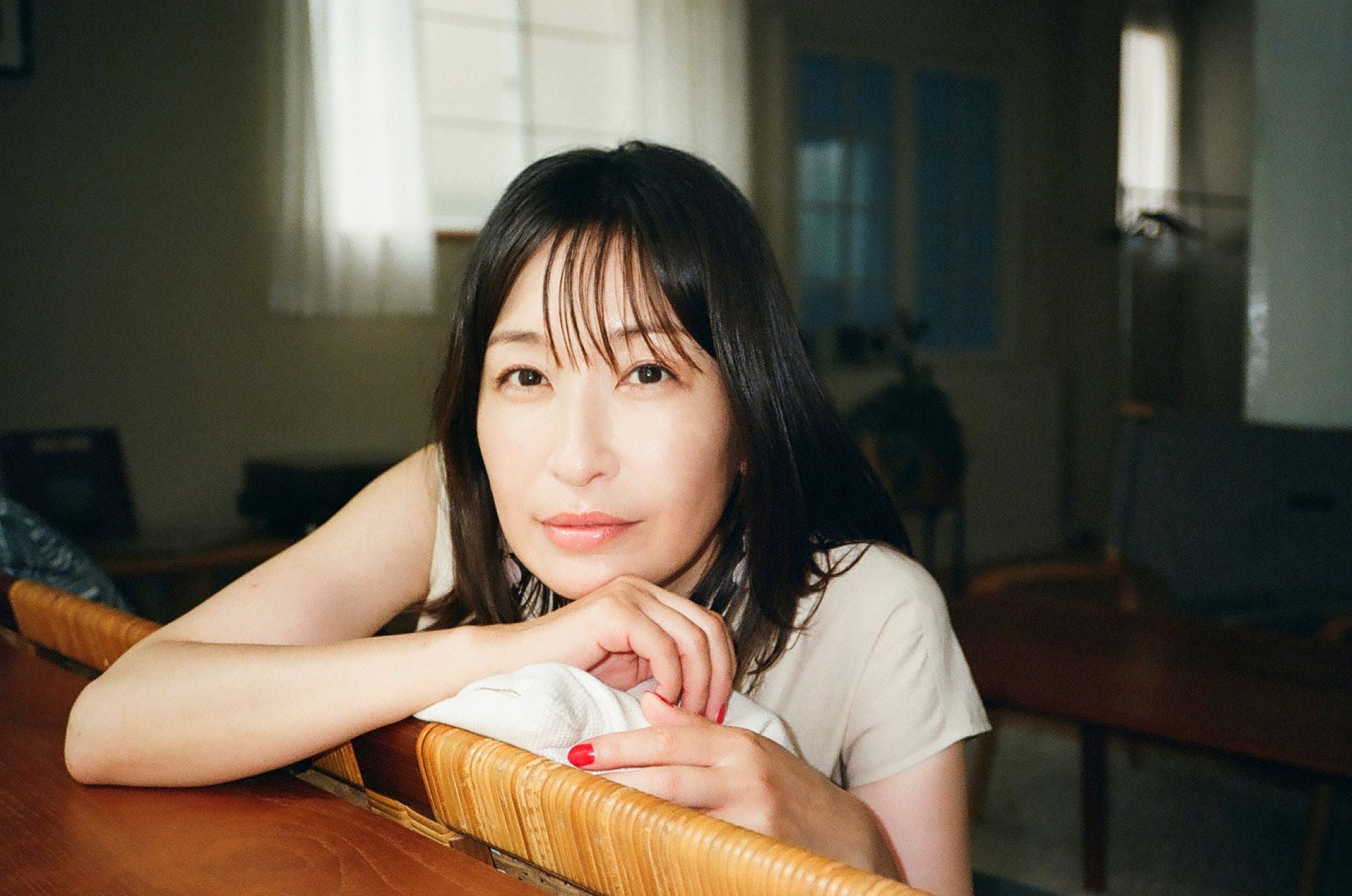 こちらを見る小野さん