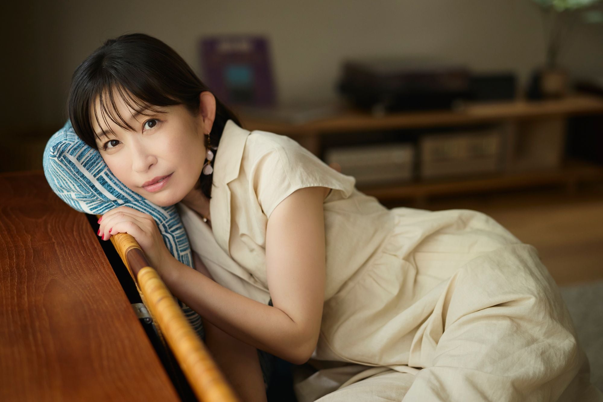 ソファにもたれる小野真弓さん